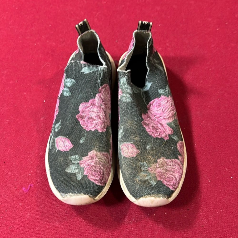 Juicy Couture womens slip ons
